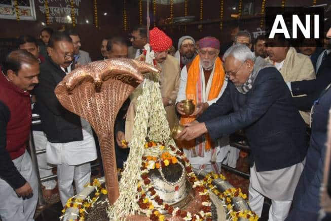 Nitish attends temple beautification function in presence of BJP leader, Tejashwi skips - Vimarsana News
