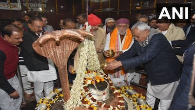 Nitish attends temple beautification function in presence of BJP leader, Tejashwi skips