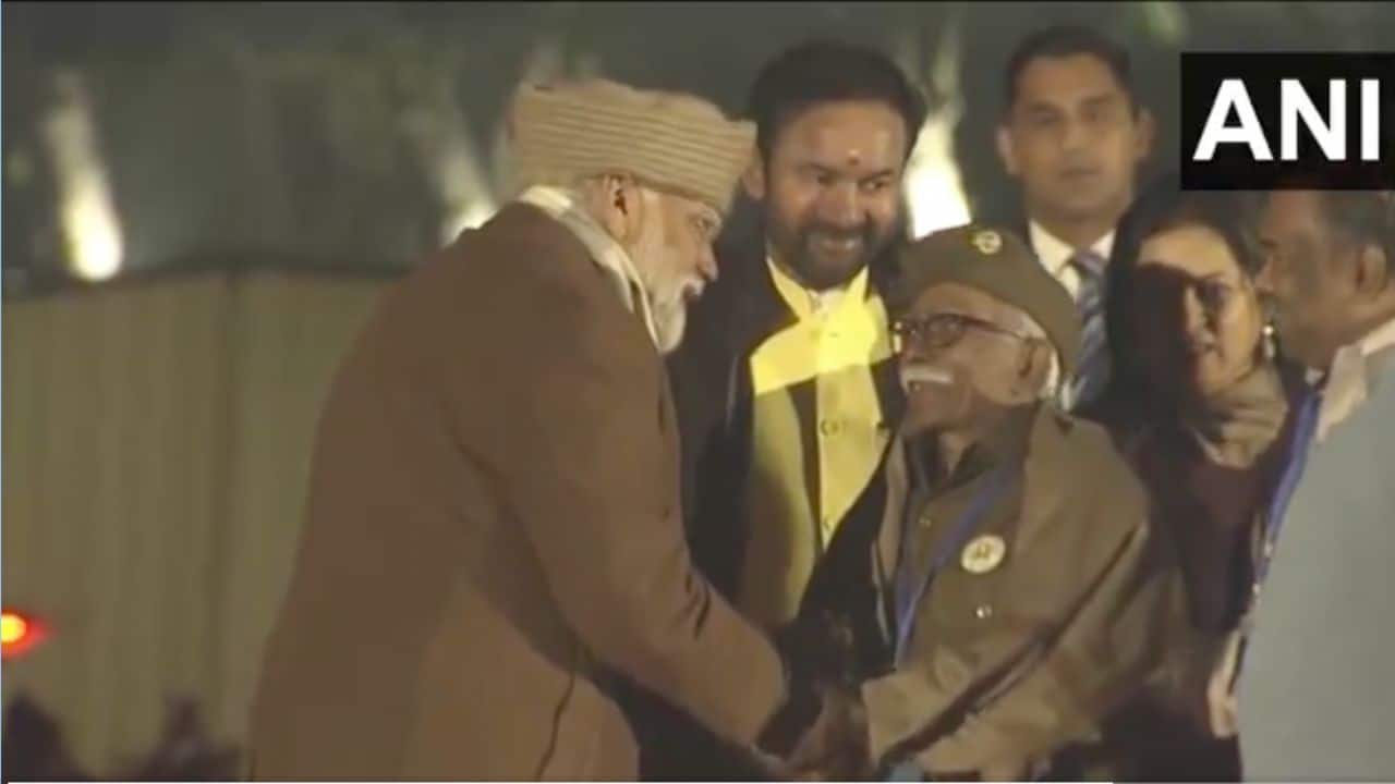 Prime Minister Narendra Modi felicitates INA veteran Lieutenant R Madhavan on the occasion of Parakram Diwas. 
