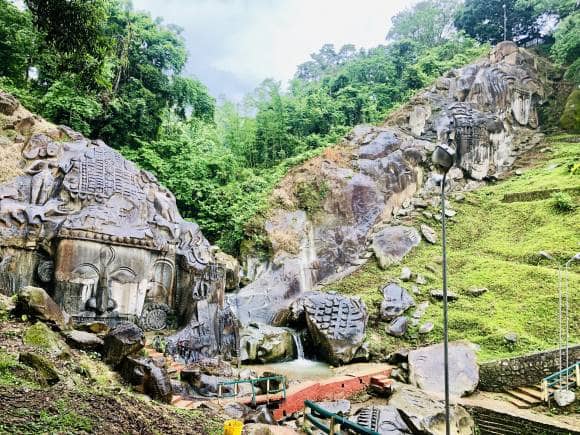 Unakoti bas-relief rock-cut hills showing Hindu deities, Tripura. (Photo: Wikimedia Commons)