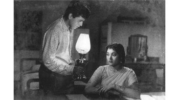 A scene from Madhumati (1958). Vyjayanthimala's acting style was rooted in the mannerisms of a classical dancer, and in the expression of bhava and rasa. Perhaps this is one reason why there was something so intense and interesting – even poignant – about Vyjayanthimala’s pairing with Dilip Kumar, the determinedly understated actor. (Image via Wikimedia Commons)