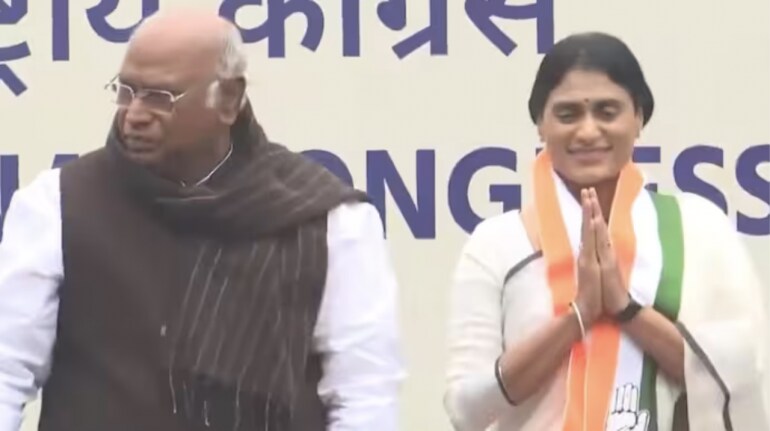 YS Sharmila (R) with Congress president Mallikarjun Kharge