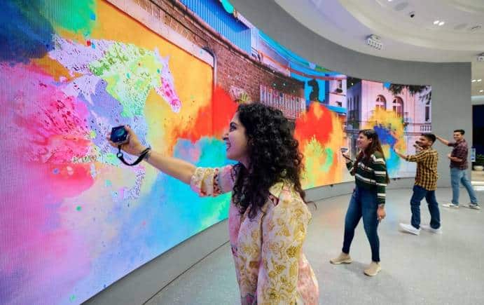 Samsung opens BKC store in Mumbai after Apple - Vimarsana News