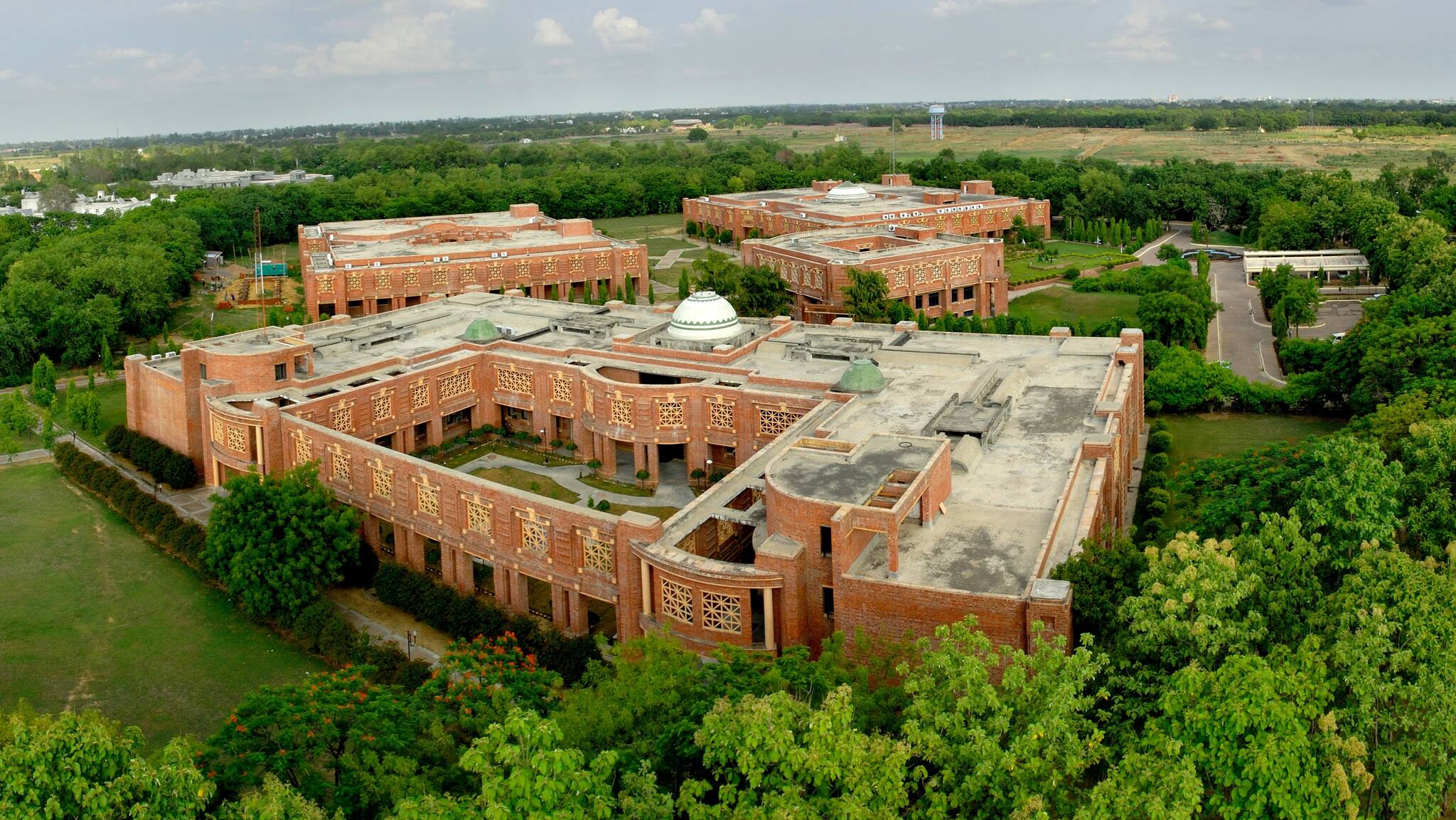 IIM Lucknow taps alumni network, seeks jobs for 72 unplaced students from 2024 batch