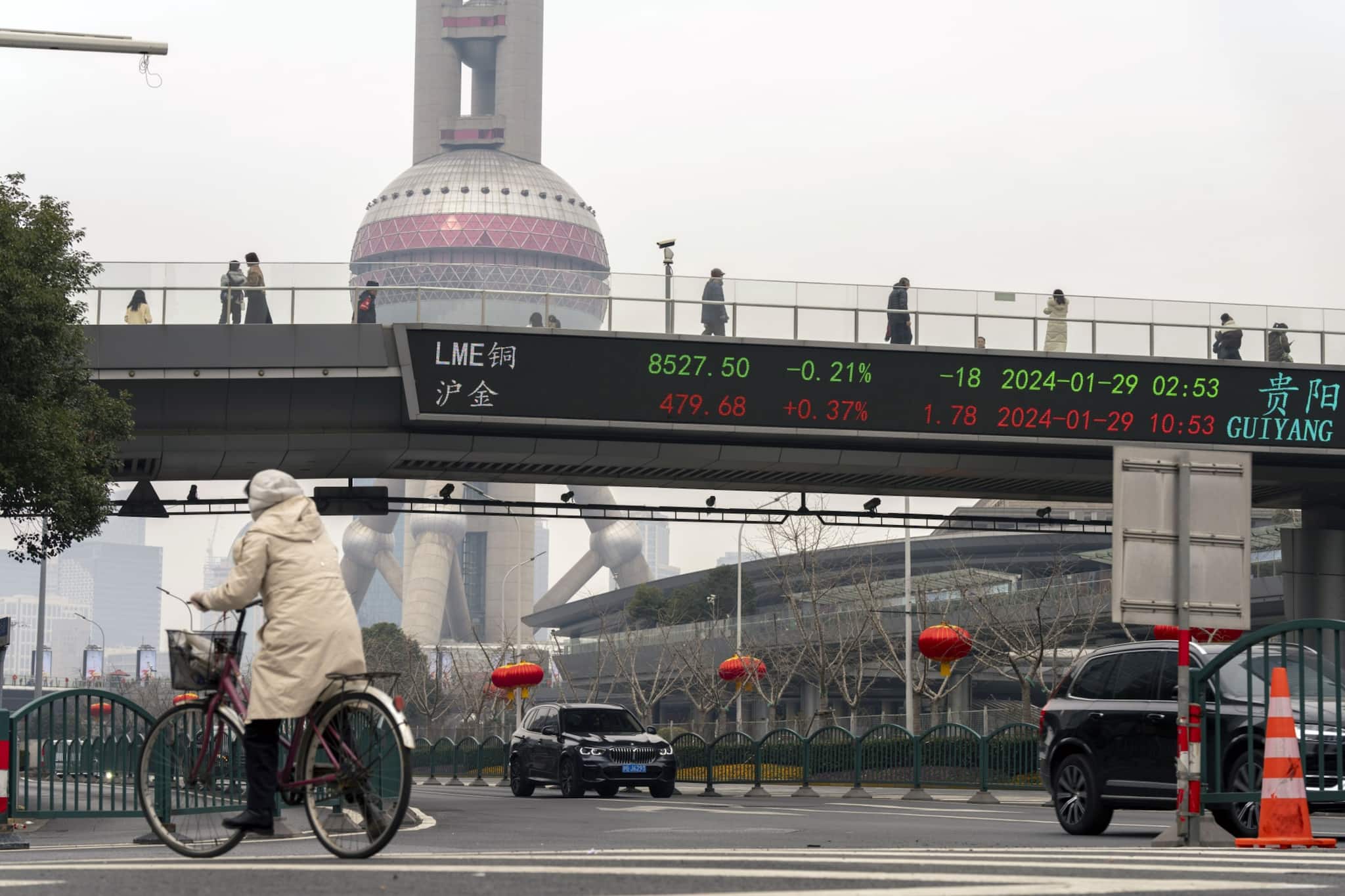 Chinese stocks rise as Trump holds off on day-one tariffs