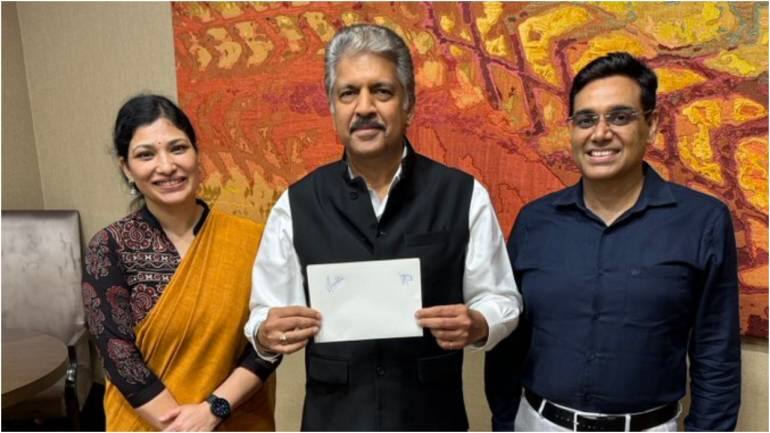 Anand Mahindra meets real-life '12th Fail' couple, takes their autographs: 'I am a wealthier man today' - Vimarsana News