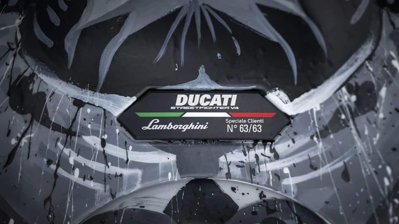 The unveiling of the Streetfighter V4 Centauro took place at the prestigious Art of Creating Myths exhibition held at Bologna’s Galleria Cavour, where automotive and motorcycle enthusiasts alike marvelled at its beauty and craftsmanship. This collaboration between Ducati and Lamborghini not only showcases their engineering prowess but also celebrates the intersection of art and performance.
