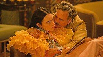 In Poor Things, Emma Stone is ably assisted by a cast that includes the Oscar-nominated Mark Ruffalo as a weak and nervy playboy. (Image via X/PoorThingsFilm)