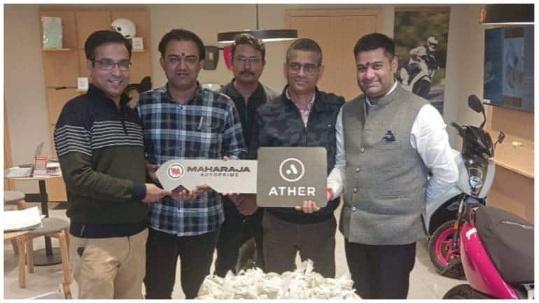 Man buys Ather electric scooter worth Rs 1 lakh using Rs 10 coins, CEO Tarun Mehta shares pic - Vimarsana News