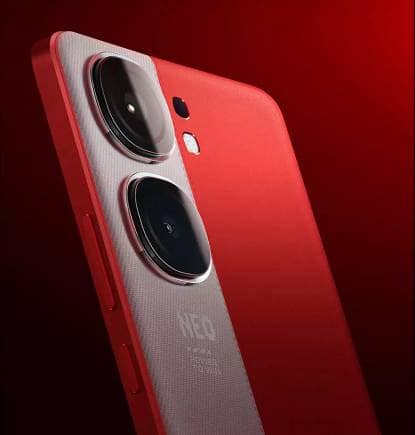 One of the highlights of iQOO is the 50MP Sony IMX920 squircle-shaped camera that teams up with an 8MP ultra wide-angle camera.