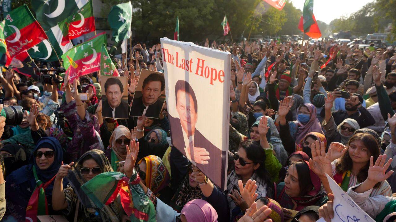 Pakistan Elections Imran Khan Backed Independents Lead In Final Poll Count