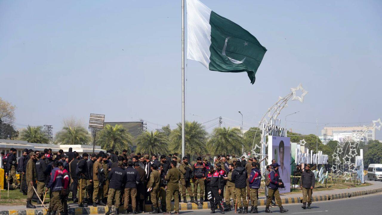 Pakistan Elections Imran Khan Backed Independents Lead In Final Poll Count