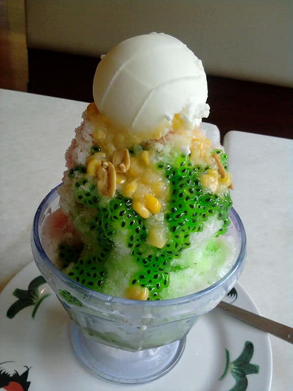 马来西亚的刨冰和红豆甜点 Ais kacang 或ice kachang 配冰淇淋（Andrew Bogott 摄，来自 Wikimedia Commons 3.0）