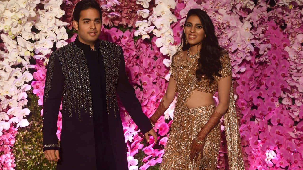 Celebrities glam up Shloka Mehta & Akash Ambani's engagement in  breathtaking outfits! | WeddingBazaar