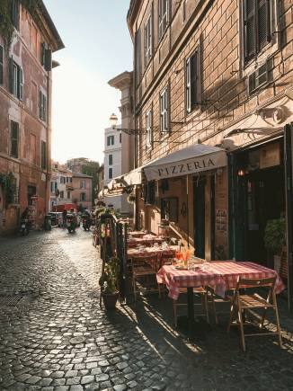 A pizzeria in Rome, Italy. (Photo: Fineas Anton via Unsplash)