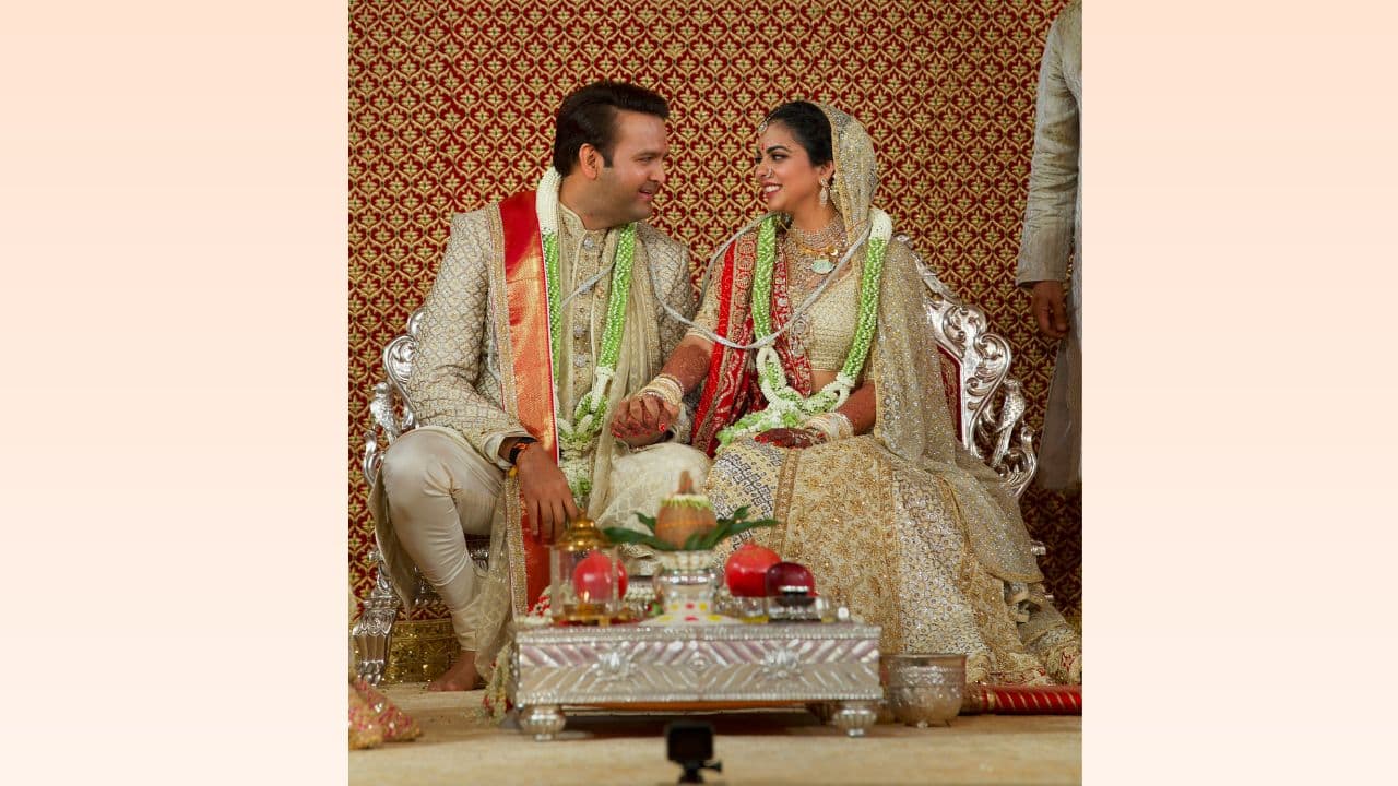 मुकेश अंबानी की बेटी ने पहना था 90 करोड़ का लहंगा, जानिए शादी से जुड़ी ये 5  शाही बातें | Isha Ambani wedding Lehenga worth was 90 crore know 5 things  about isha's marriage