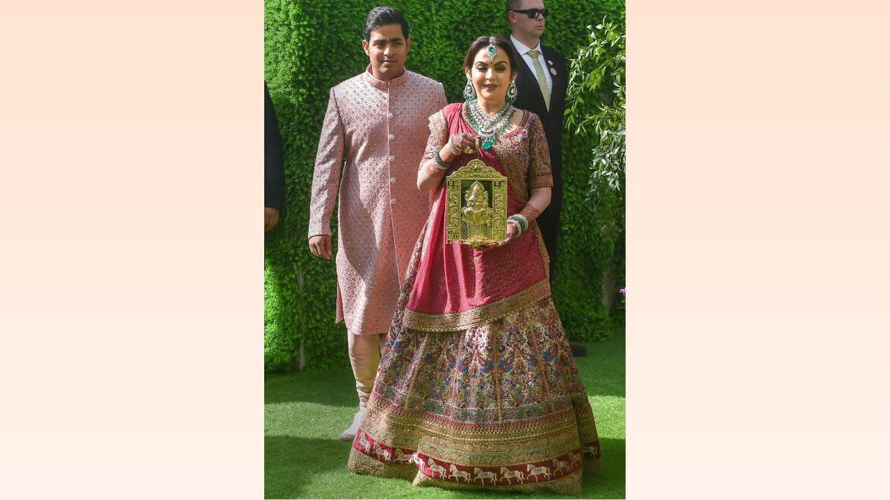 Anant Ambani Pre Wedding: Radhika Merchant Wedding dress Isha Ambani  Wedding Lehenga Most Expensive Weddin Dress - दुनिया की सबसे महंगी वेडिंग  ड्रेस, ईशा अंबानी का 90 करोड़ वाला लहंगा भी फेल |