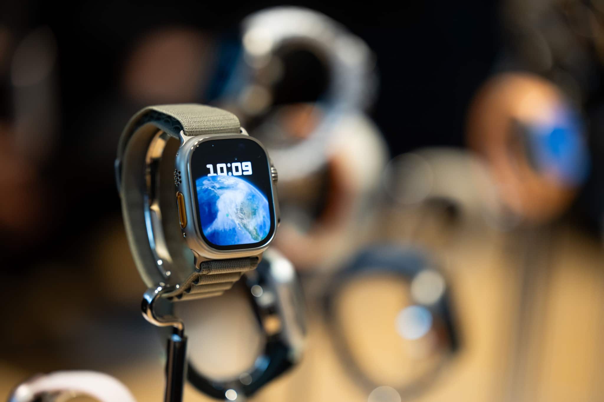 Apple scraps in-house effort to make watch displays, cuts jobs