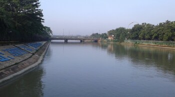 A polluted Yamuna is exacerbating Delhi's water crisis. (Photo: Sidheeq via Wikimedia Commons)