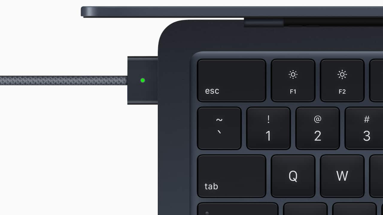 Macbook Air M2: The 67W MagSafe charger takes the laptop from 0 to 50 percent charge in 30 minutes.