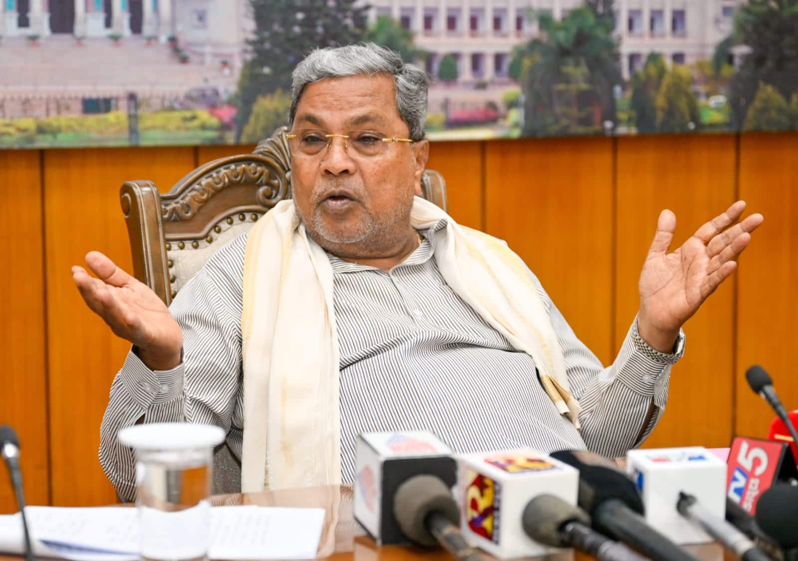 'King' vs 'commoner' contest in Mysore: Acid test for Karnataka CM Siddaramaiah 'King' vs 'commoner' contest in Mysore: Acid test for Karnataka CM Siddaramaiah