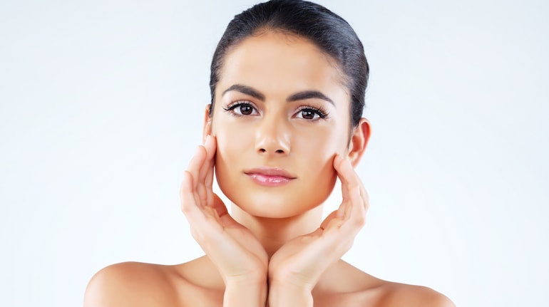 Tired of itchy, flaky face? 5 effective tips to keep your facial skin ...