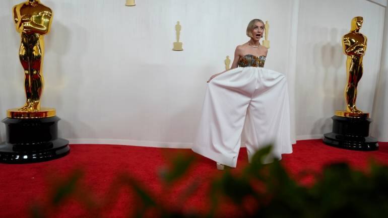 Julianne Hough turned heads with a bold choice, wearing an Alexandre Vauthier white jumpsuit with a gold and silver top, paired with nude platform heels. However, the combination appeared more fitting for a futuristic costume party than the elegant Oscars ceremony. Despite a stunning diamond necklace, the ensemble missed the mark for this glamorous occasion (Image: AP)