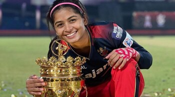 Purple Cap RCB bowler Shreyanka Patil with the WPL 2024 trophy. (Image source: Mufaddal Vohra via X/@mufaddal_vohra)