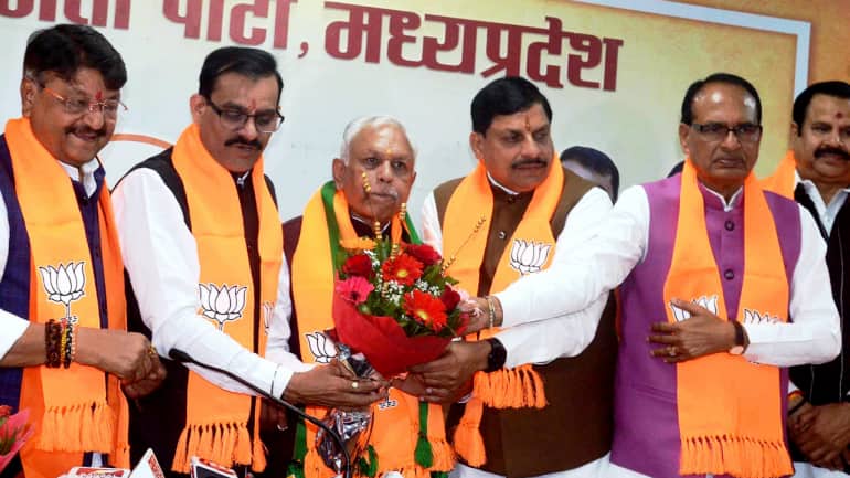 Blow to Congress as former Union minister Suresh Pachouri, ex-MP Rajukhedi join BJP - Vimarsana News
