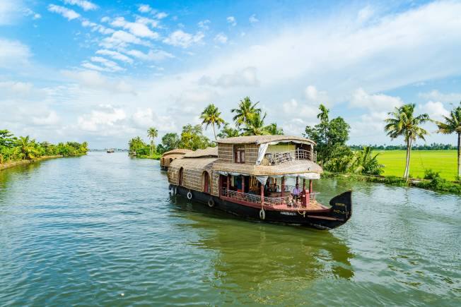 Houseboats floating over the Alleppey/Alappuzha Backwaters. (Photo: Abhishek Prasad via Unsplash)