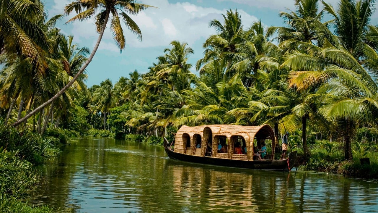 5 best travel experiences for couples in India and abroad