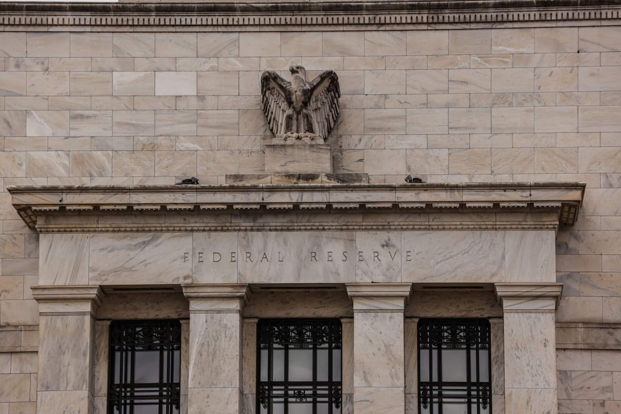 Pimco boosts bond bets that fed will cut less than global peers