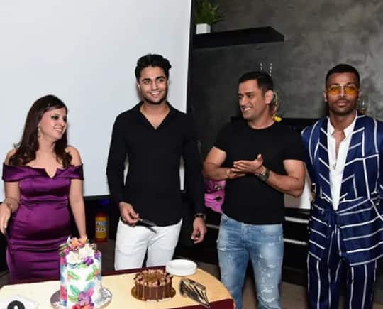 (From left) Sakshi Dhoni, Kabir Bahia, MS Dhoni and Hardik Pandya.