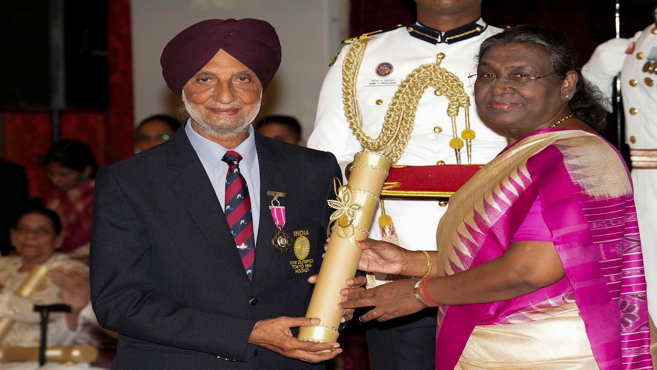 President Droupadi Murmu confers Padma Shri on hockey coach Harbinder Singh President Droupadi Murmu confers Padma Shri on hockey coach Harbinder Singh