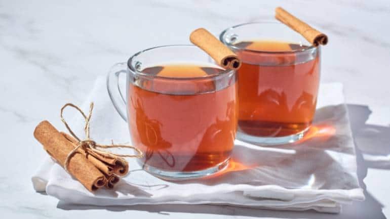दालचीनी चाय: इस चाय के सुगंधित यौगिकों में सिनामाल्डिहाइड शामिल है, जो पाचन को उत्तेजित करने और गैस और सूजन को कम करने में मदद करता है। यह गैस्ट्रोइंटेस्टाइनल स्वास्थ्य के लिए अच्छा है (छवि: कैनवा)