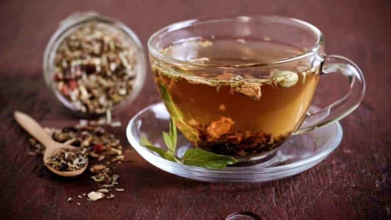 सौंफ की चाय: सौंफ (सौंफ के बीज) से तैयार यह चाय पाचन संबंधी परेशानी के लिए एक स्वादिष्ट समाधान प्रदान करती है। एनेथोल सहित इसके वाष्पशील तेल, आंतों की मांसपेशियों को आराम देने, गैस और सूजन को कम करने में मदद करते हैं (छवि: कैनवा)