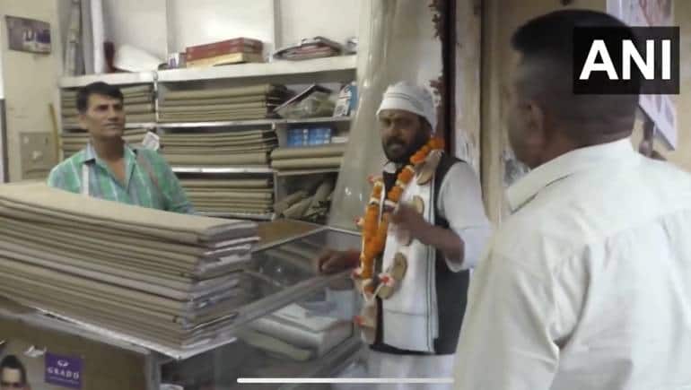 Lok Sabha Election 2024: Why is Aligarh's Keshav Dev wearing a garland of slippers? - Vimarsana News