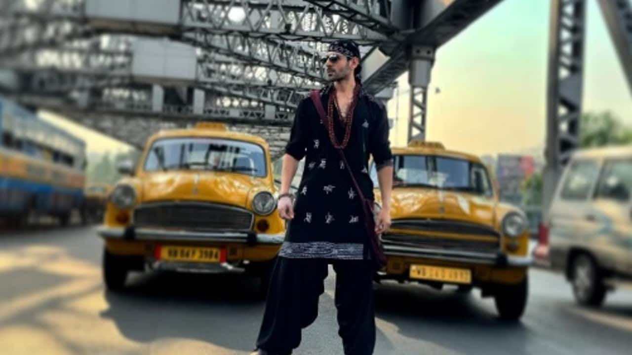 Kartik Aaryan returns as Rooh baba, shares pic from the sets of 'Bhool Bhulaiyaa 3'