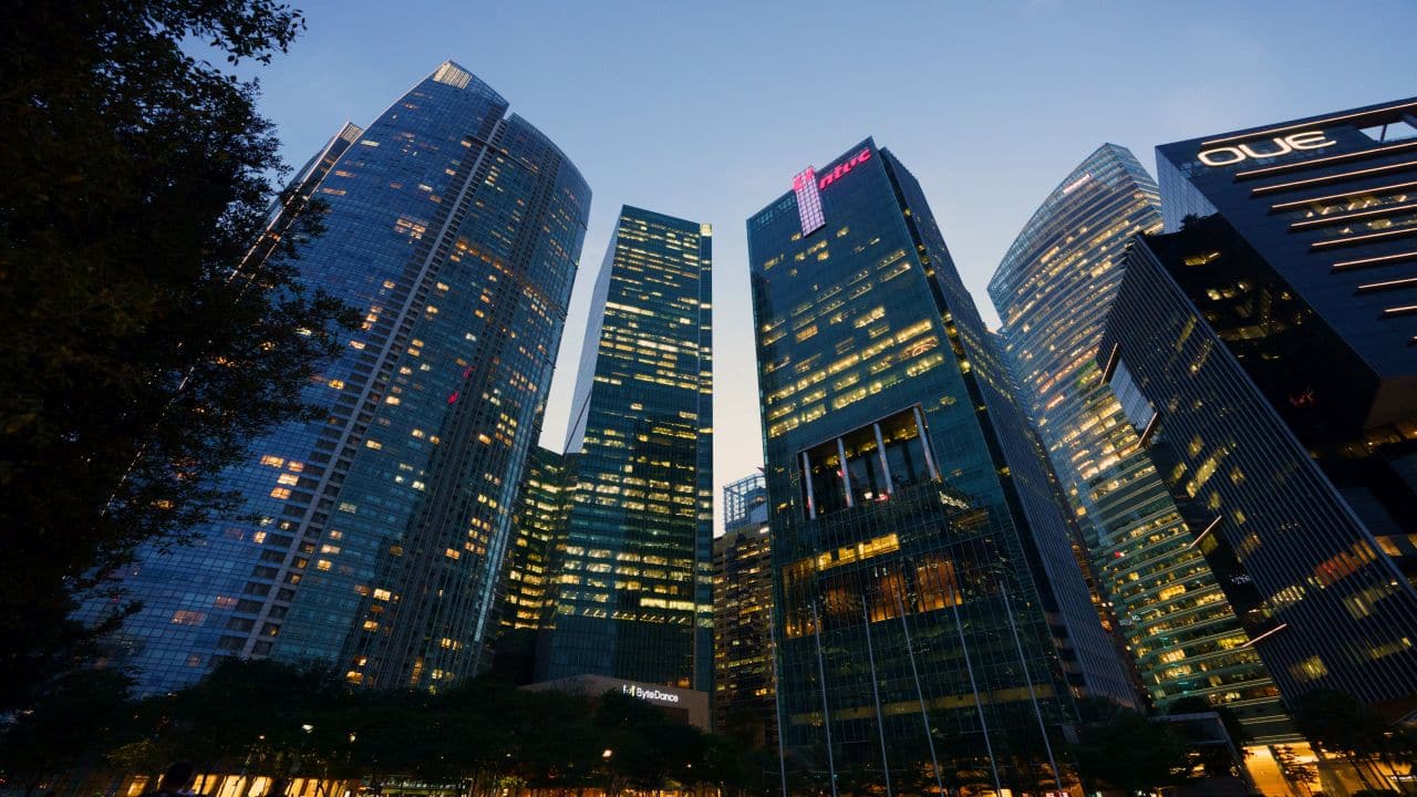 Keunggulan Singapura dibandingkan Kepulauan Cayman adalah Reserve Bank of India yang melonggarkan peraturan investasi untuk dana luar negeri