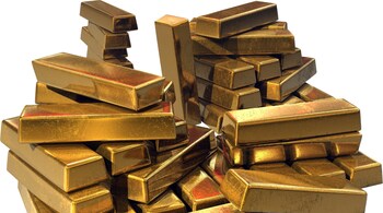 Gold gains as US dollar, yields slip; focus on jobs data