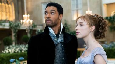 Rege-Jean Page and Phoebe Dynevor in Bridgerton