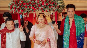 Arti Singh was initially dressed in a red bridal lehenga for the wedding function. She changed to a pink saree for the pheras. (Image via Instagram)