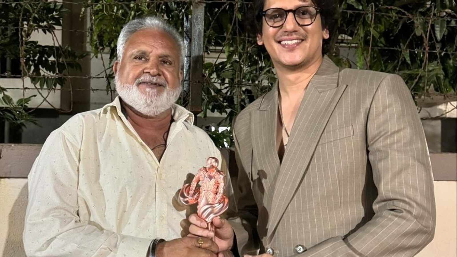 Vijay Varma shares a picture with his driver after winning an award,  netizens shower him with praises