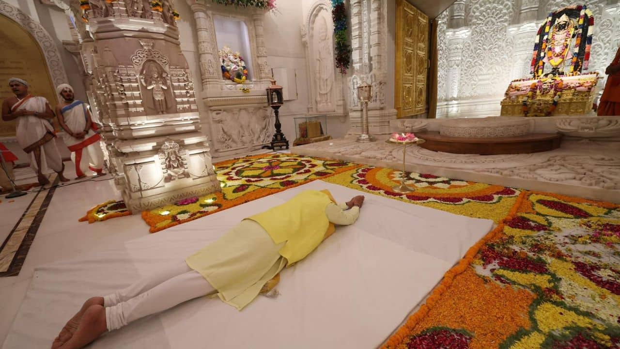 PM Modi offers prayers at Ayodhya Ram Mandir, holds roadshow with UP CM ...