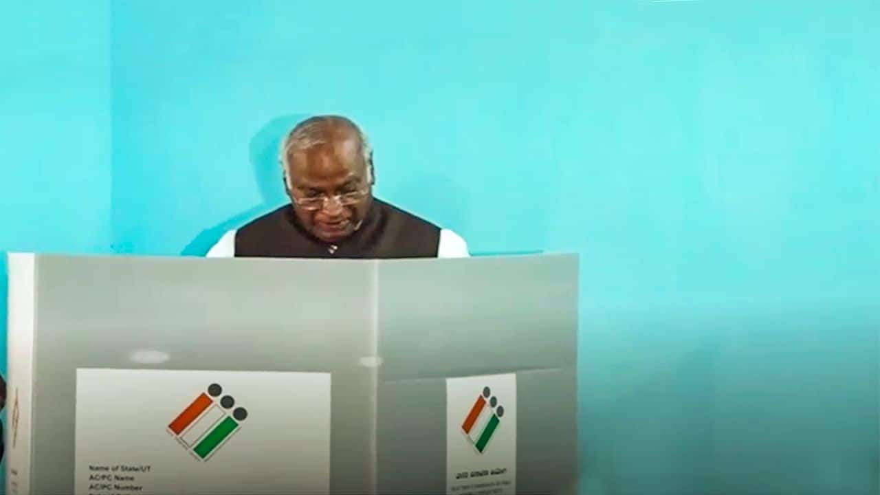 **EDS: SCREENSHOT VIA PTI VIDEOS** Kalaburagi: Congress President Mallikarjun Kharge casts his vote during the third phase of Lok Sabha elections, in Kalaburagi, Karnataka, Tuesday, May 7, 2024. (PTI Photo) (PTI05_07_2024_000122B)