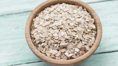 Refined carbohydrates: Foods made with white flour, such as white bread, pastries, and many cereals, can cause inflammation. Choose whole grains like oats, brown rice, and quinoa instead. (Image: Canva)