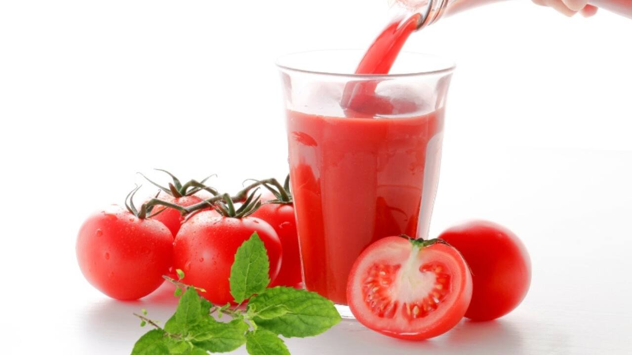 Tomatoes and basil juice: Blend ripe tomatoes with aromatic basil leaves and diced cucumbers until velvety smooth. Chill it in the refrigerator for an hour before serving, garnished with additional basil leaves for a refreshing and elegant drink (Image: Canva)