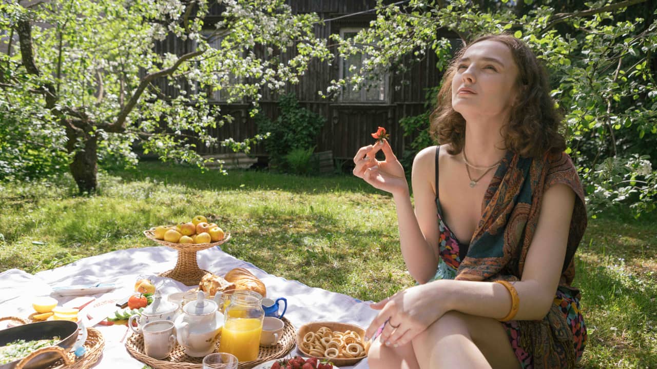 Regulating body temperature is crucial for maintaining good health, particularly in hot weather or due to factors like infections or medical conditions. The body employs complex mechanisms, with the hypothalamus in the brain playing a pivotal role through the autonomic nervous system. However, various factors can disrupt this balance, leading to heightened body heat. Increased body heat can stem from environmental factors such as high temperatures, excessive sun exposure, or wearing non-breathable clothing. Infections trigger the body's immune response, resulting in fever as a defense mechanism. Conditions like hyperthyroidism can lead to excessive thyroid hormone production, causing elevated body heat. Additionally, certain medications may induce heat production as a side effect. To combat increased body heat, incorporating cooling foods into the diet can be beneficial. Here are some options: (Image: Canva)