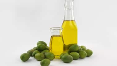 7. Olive Oil: Olive oil is a rich source of antioxidants and healthy fats, contributing to overall wellness. It enhances flavour without excessive sodium or saturated fats, making it a staple in kidney-friendly diets. (Image: Canva)