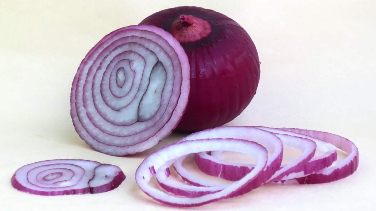 9. Onions: Like garlic, onions provide flavor and various health benefits. Rich in vitamins B6 and C, manganese, and quercetin, they support heart health and help reduce the risk of high blood pressure. (Image: Canva)